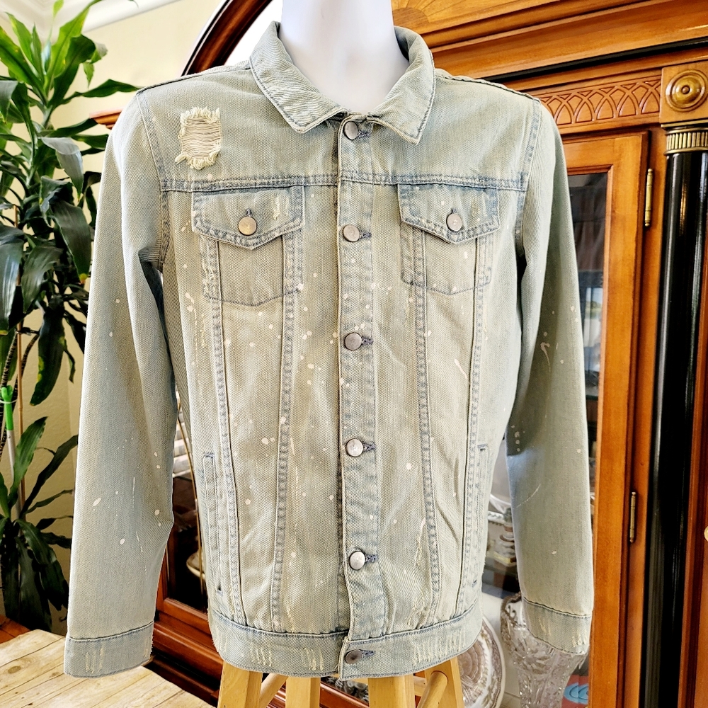 Distressed Denim Jean Trucker Jacket in Light Wash Size Extra Large